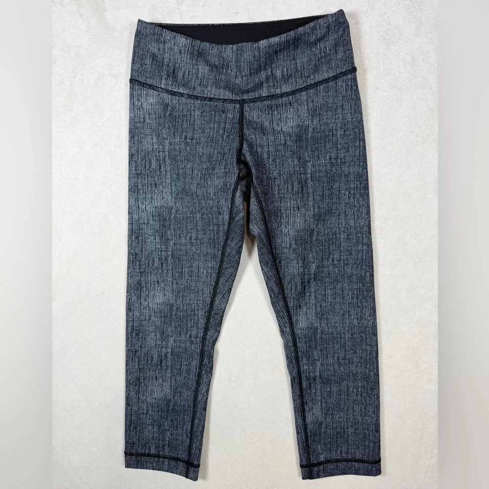 Lululemon Athletica Size 4 Black and Gray Crosshatch Align Cropped Leggings